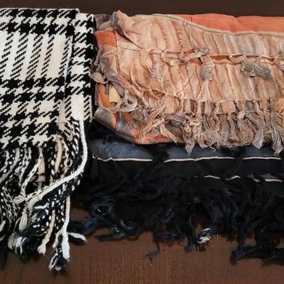 LOT 33M Scarfs, Hats, & Gloves