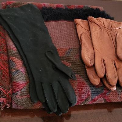 LOT 33M Scarfs, Hats, & Gloves