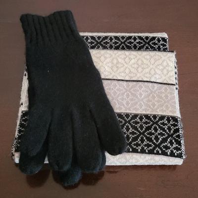 LOT 34M Scarfs, Hats, Gloves