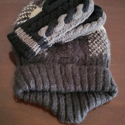 LOT 34M Scarfs, Hats, Gloves