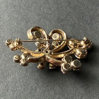 Beautiful rhinestone light pink Brooch