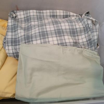 LOT 102M Sheets & Throw Blankets