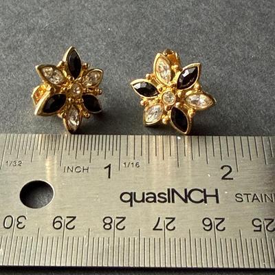 Avon vintage floral stud clip on earrings