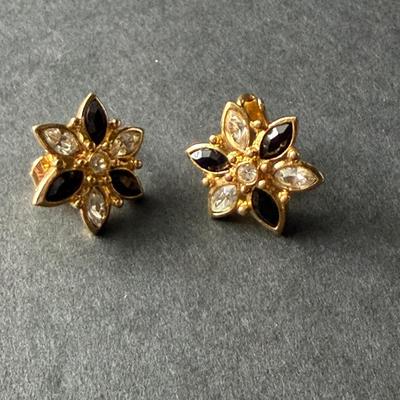 Avon vintage floral stud clip on earrings