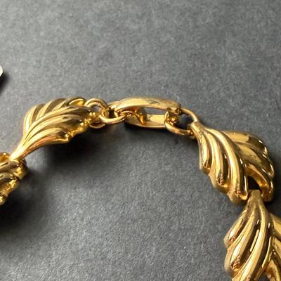 Gold tone fashion statement necklace