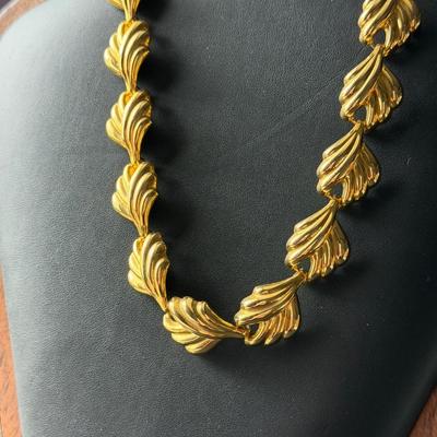 Gold tone fashion statement necklace