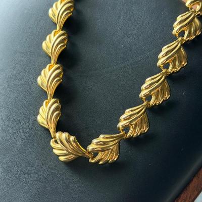 Gold tone fashion statement necklace