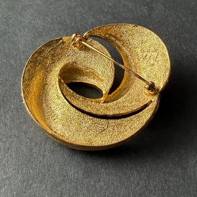 Gold tone swirly brooch