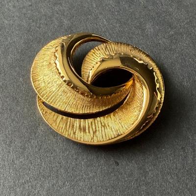 Gold tone swirly brooch