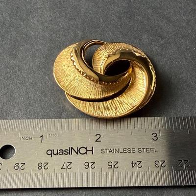 Gold tone swirly brooch
