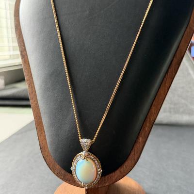 Beautiful gold tone fashion necklace