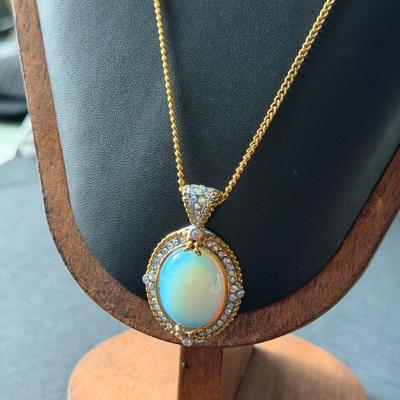 Beautiful gold tone fashion necklace