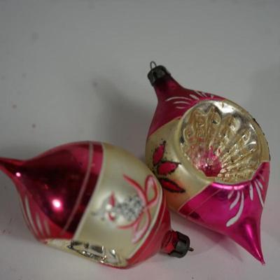 Sale Photo Thumbnail #212: very nice box of vintage ornaments in tear drop form  1950s
original box. - missing cover clear sheet / the side tabs are loose
The ornaments are in great condition. You will love these for your tree!
nine all together. three missing out of the box.