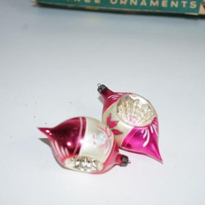 Sale Photo Thumbnail #214: very nice box of vintage ornaments in tear drop form  1950s
original box. - missing cover clear sheet / the side tabs are loose
The ornaments are in great condition. You will love these for your tree!
nine all together. three missing out of the box.