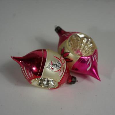 Sale Photo Thumbnail #213: very nice box of vintage ornaments in tear drop form  1950s
original box. - missing cover clear sheet / the side tabs are loose
The ornaments are in great condition. You will love these for your tree!
nine all together. three missing out of the box.