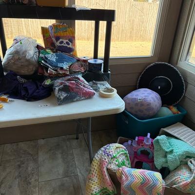 Sale Photo Thumbnail #163: Material, Thread and baby blankets, Toys.