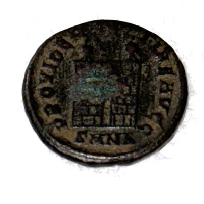 CONSTANTINE 307-337 ANCIENT ROMAN BRONZE COIN (CAMP GATE) AS PICTURED. DIME SIZED COIN. (COIN #14Z).