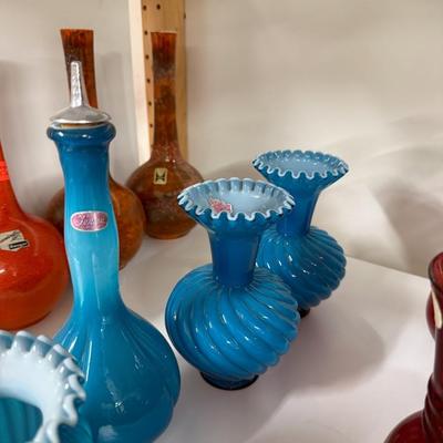 Sale Photo Thumbnail #263: Goebel birds, Fenton pieces