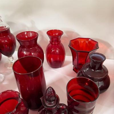 Sale Photo Thumbnail #273: Goebel birds, seashell dishes, etc.