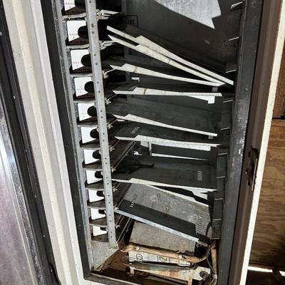 Vintage Coca-Cola Vending Machine – Cavalier CSS-12-96 “Here’s the Real Thing” (1960s–70s)