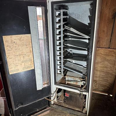 Vintage Coca-Cola Vending Machine – Cavalier CSS-12-96 “Here’s the Real Thing” (1960s–70s)