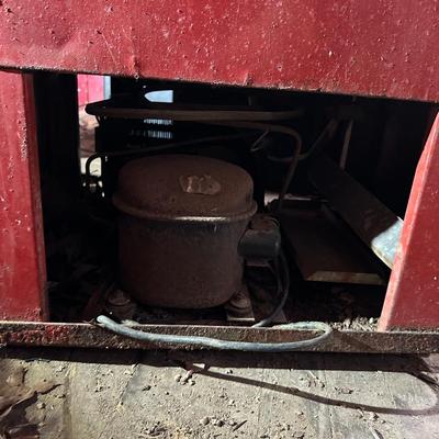 Vintage Coca-Cola Vending Machine – Cavalier CSS-12-96 “Here’s the Real Thing” (1960s–70s)