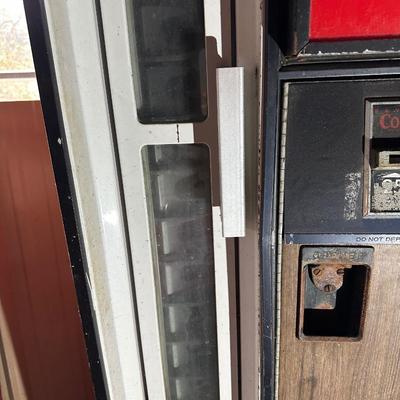 Vintage Coca-Cola Vending Machine – Cavalier CSS-12-96 “Here’s the Real Thing” (1960s–70s)