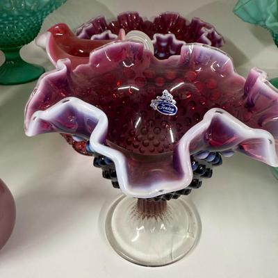 Sale Photo Thumbnail #539: Fenton glass and small vase, see photos
