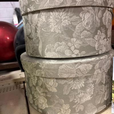 2 hat boxes and 3trivets