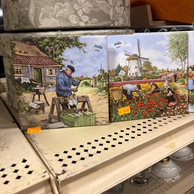 2 hat boxes and 3trivets