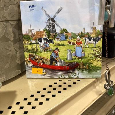 2 hat boxes and 3trivets