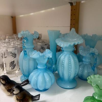 Sale Photo Thumbnail #560: Fenton glass, Goebel birds