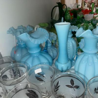 Sale Photo Thumbnail #562: Fenton glass, Goebel birds