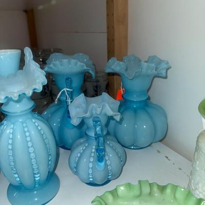 Sale Photo Thumbnail #561: Fenton glass, Goebel birds