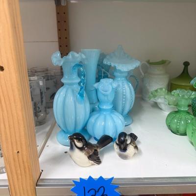 Sale Photo Thumbnail #558: Fenton glass, Goebel birds