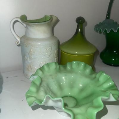 Sale Photo Thumbnail #566: Fenton glass, see photos