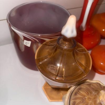 Sale Photo Thumbnail #660: Fenton dishes, etc.