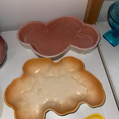 Sale Photo Thumbnail #671: Dishes, birds, single salt and pepper shaker, etc.