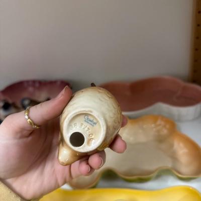 Sale Photo Thumbnail #670: Dishes, birds, single salt and pepper shaker, etc.