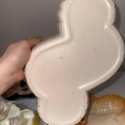 Sale Photo Thumbnail #672: Dishes, birds, single salt and pepper shaker, etc.