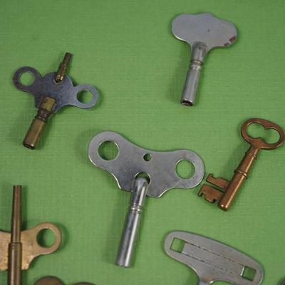 Sale Photo Thumbnail #304: selection of vintage clock keys to include brass, , metal