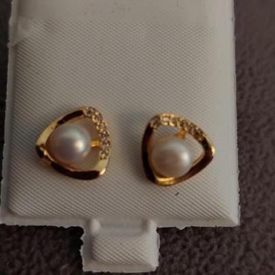 Fashion Earrings Gold and Pearl