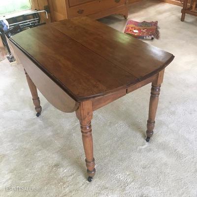 Lot 5 - Victorian Walnut Drop-Leaf Table with 2 Leaves