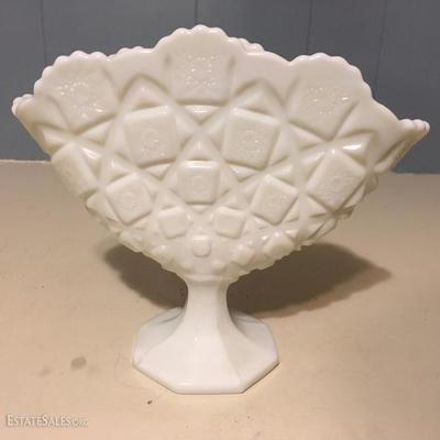 Westmoreland Milk Glass Old Quilt Fan Vase