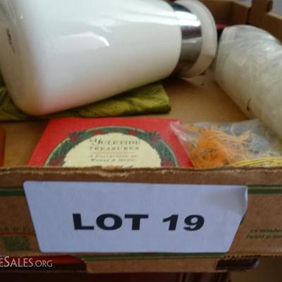 Lot #19 - Misc housewares, Corning Ware, Tupperware, Pan