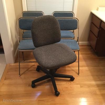 Lot 7 - Samsonite Folding Chairs and Office Swivel Chair