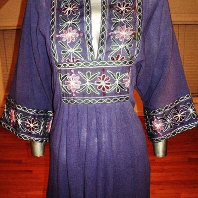 Vtg 1970's Hindustani embroidered lilac boho chic  Caftan Kimono robe