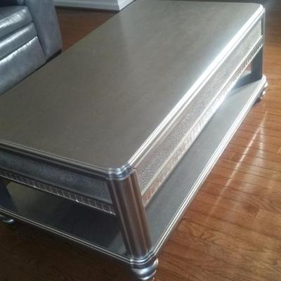 Coffee table with matching sofa table and 1 end table.