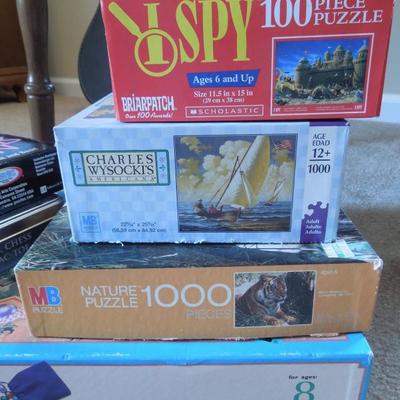 Lot of 8 Games and Puzzles 