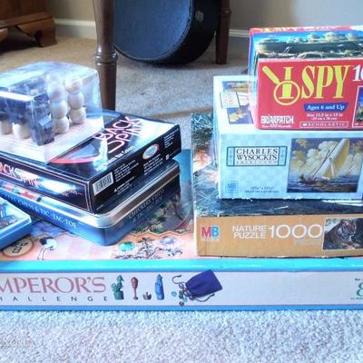 Lot of 8 Games and Puzzles 